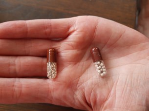 Enzymkapseln. Links Kreon mit feineren Pellets, rechts Pankreatin mit gröberen Pellets