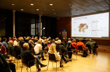 Voller Hörsaal in Essen-Rüttenscheid zum Weltpankreaskrebstag 2024