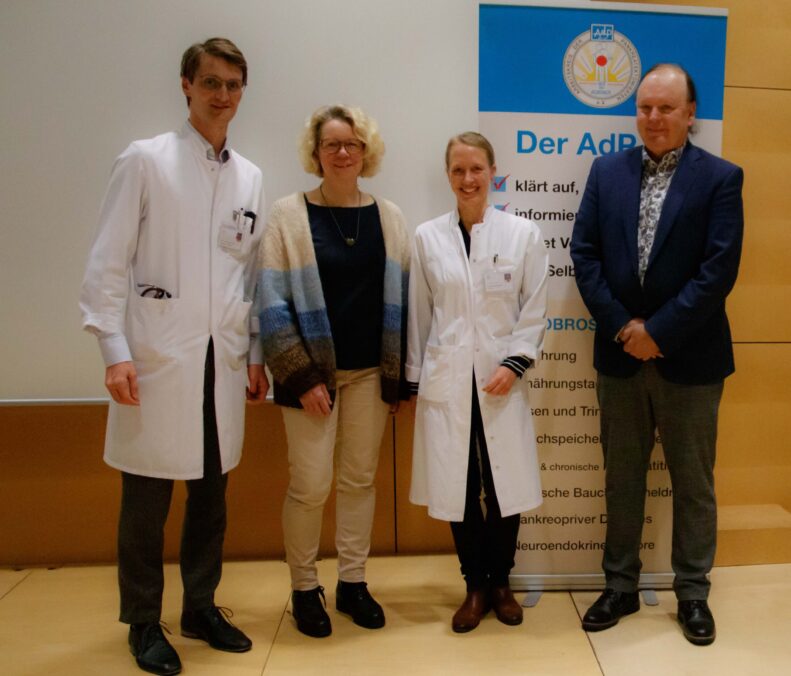 Foto von links nach rechts: Dr. Jahn, Frau Klöppner, Dr. Bultmann, Rüdiger Schwenn(AdP e.V.)