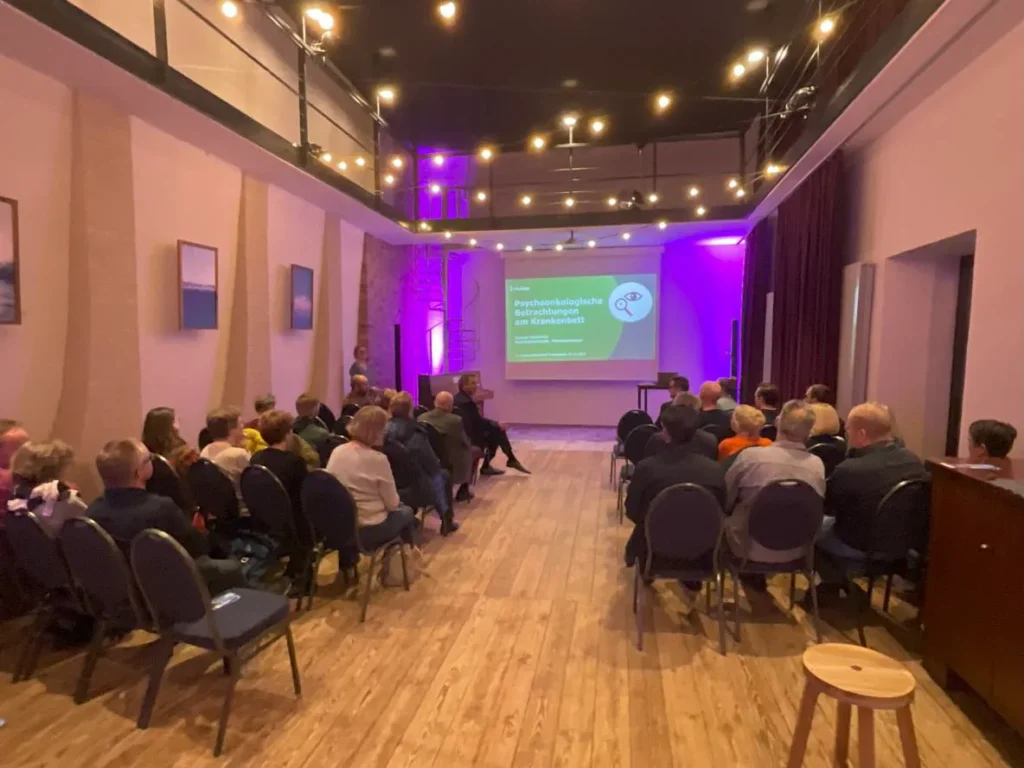 Weltpankreaskrebstag 2024 Stralsund, Blick in den Saal mit Publikum