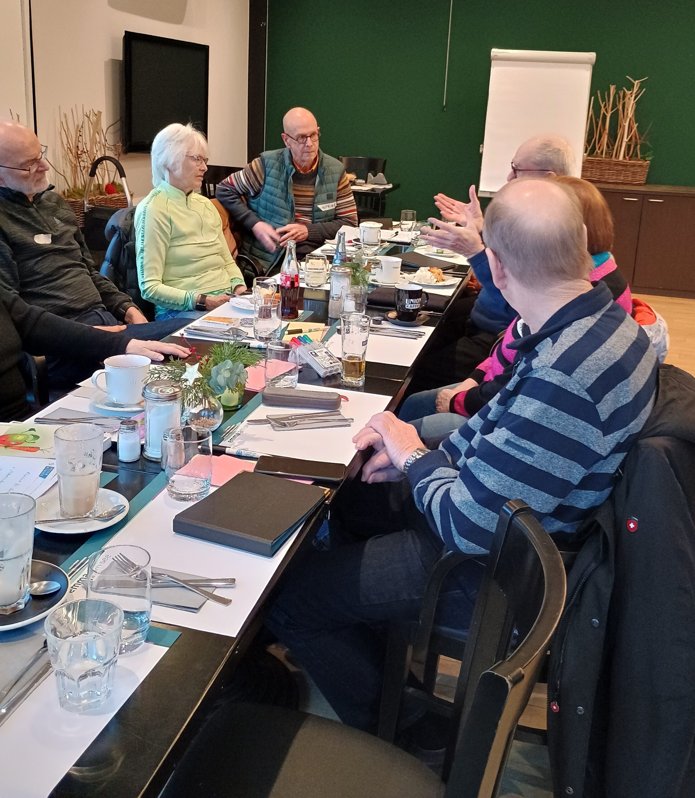 Regionalgruppe Bremen sitzt am Tisch und tauscht sich aus.