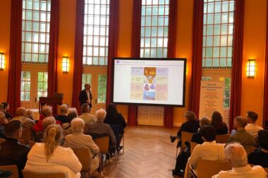 Professor Hackert beim Fachvortrag im Festsaal des Erika-Hauses