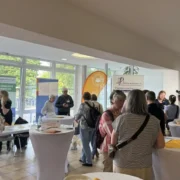 Einige Teilnehmende im Vorraum der Klinik Südstadt