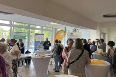 Einige Teilnehmende im Vorraum der Klinik Südstadt