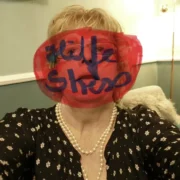 Frau mit Sprechblase "Hilfe-Stress" vor dem Gesicht