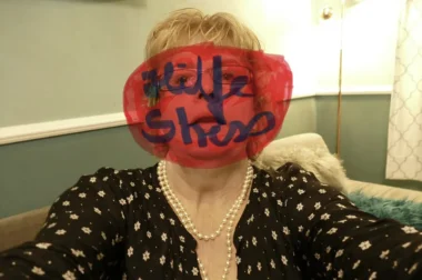 Frau mit Sprechblase "Hilfe-Stress" vor dem Gesicht