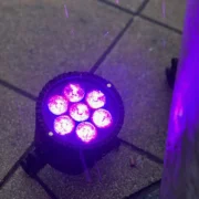 Strahler der lila angestrahlten Ansicht der Universitätsklinik Greifwald