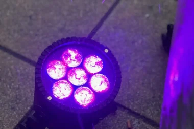 Strahler der lila angestrahlten Ansicht der Universitätsklinik Greifwald