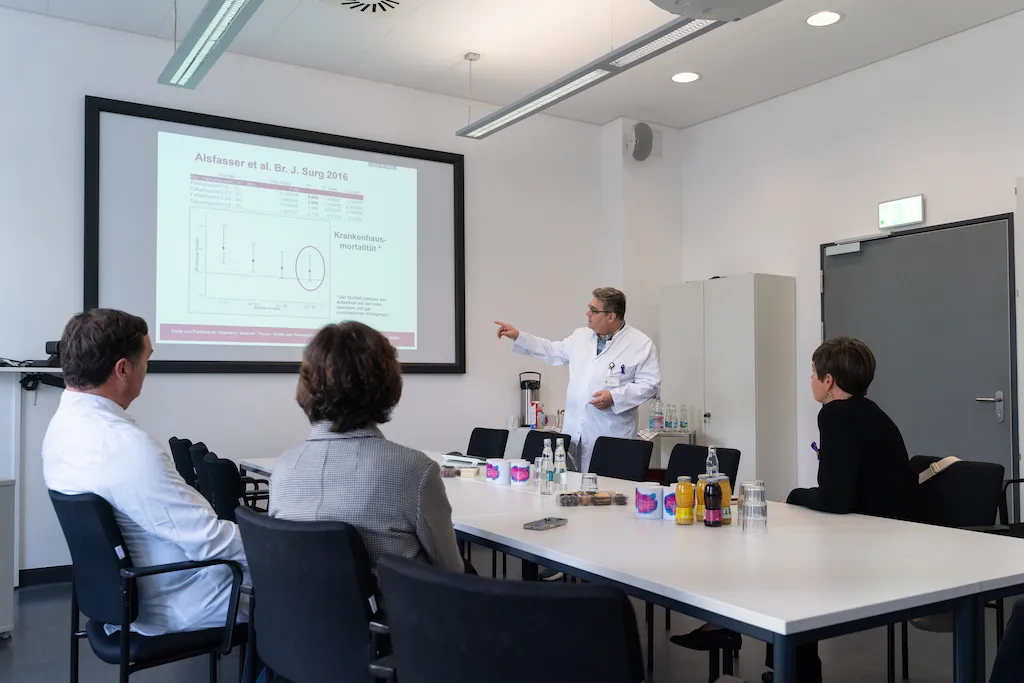 Prof Alsfasser beim Vortrag vor dem Gruppenmitgliedern