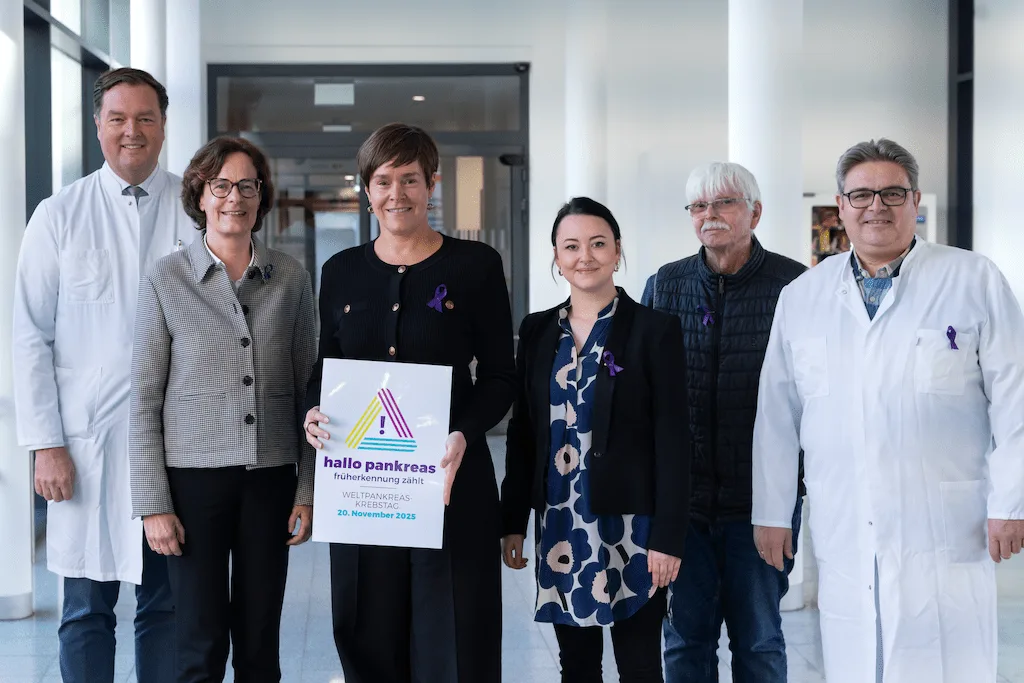 Mehrere Ärzte, der Gruppenleiter und die Bürgermeisterin von Rostock. Die BM hält ein Schild mit "Hallo Pankreas" in der Hand
