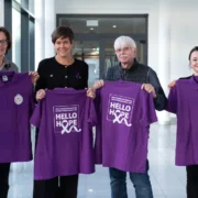 Gruppenmitglieder und Bürgermeisterin Kröger halten lila T-Shirts in der Hand