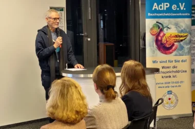 Ronald Borm vom AdP spricht vor den Teilnehmern