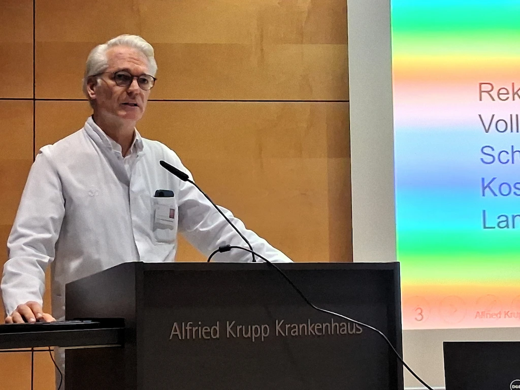 Prof. Dr. Niedergethmann beim Begrüßen der Teilnehmer