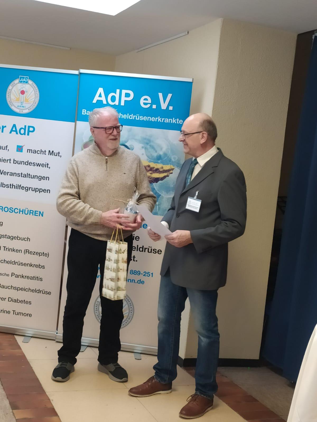 Herr Husmann überreicht Hernn Geilich eine kleine Aufmerksamkeit vom AdP e.V.