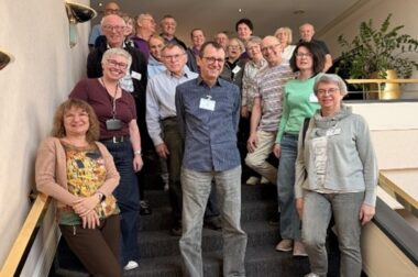 Alle Teilnehmer der Leiterseminars auf einer Treppe