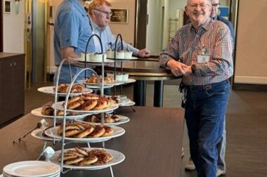 Drei Personen an der Kuchentheke