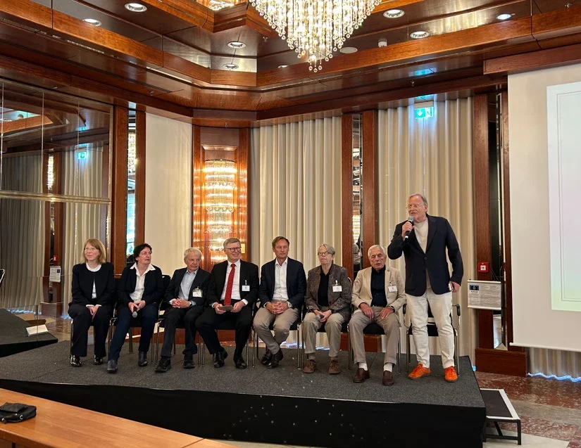 Das Podiumsgespräch in der Totalaufnahme - moderiert von Prof. Dr. Grönemeyer (ganz rechts)