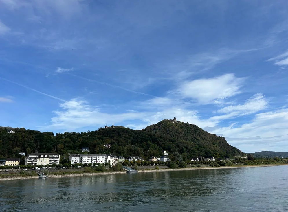 Blick an das Ufer während der Schifffahrt
